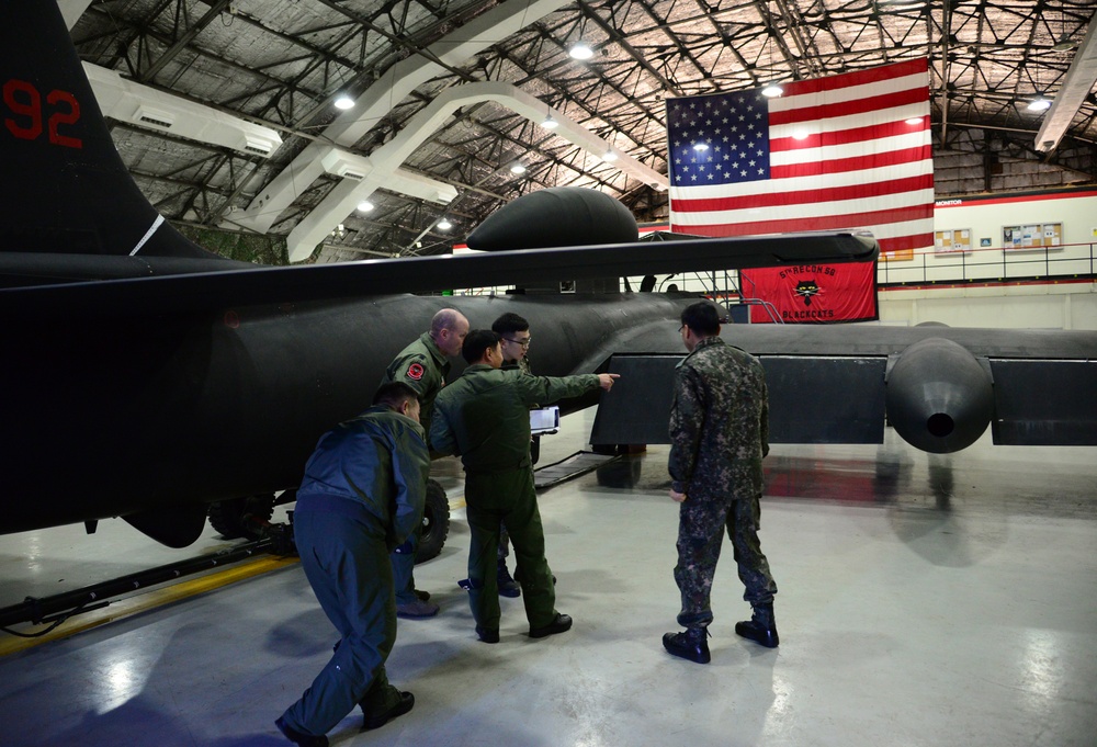 ROKAF general tours 51st Fighter Wing
