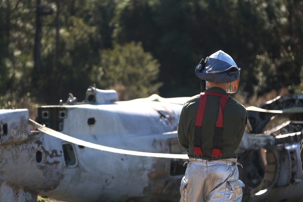 Marines conduct aircraft recovery training