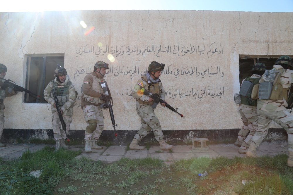Iraqi soldiers conduct company level clearance exercise