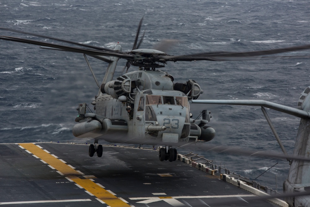 Marines, Navy conduct flight ops at sea