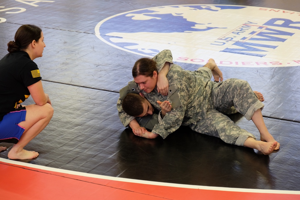 7th MSC/21st TSC teach tactical combatives to Soldiers, Airmen