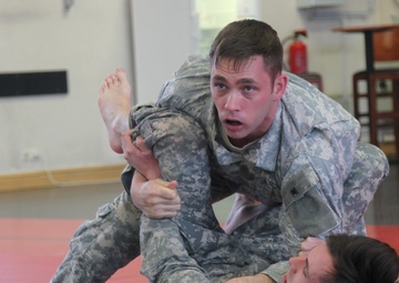 7th MSC/21st TSC teach tactical combatives to Soldiers; Airmen
