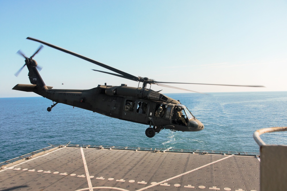 40th CAB Soldiers practice deck landing on the USNS Alan Shepard