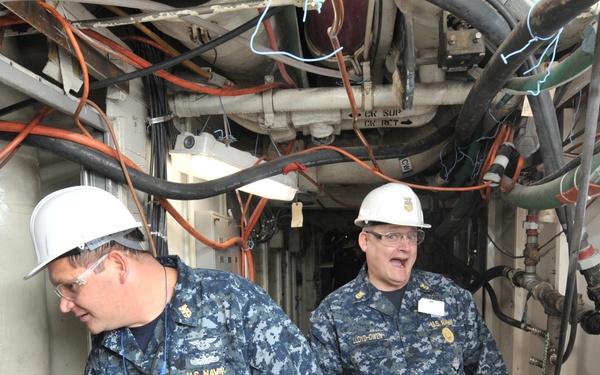 Force Master Chief William Lloyd-Owens visits USS Abraham Lincoln