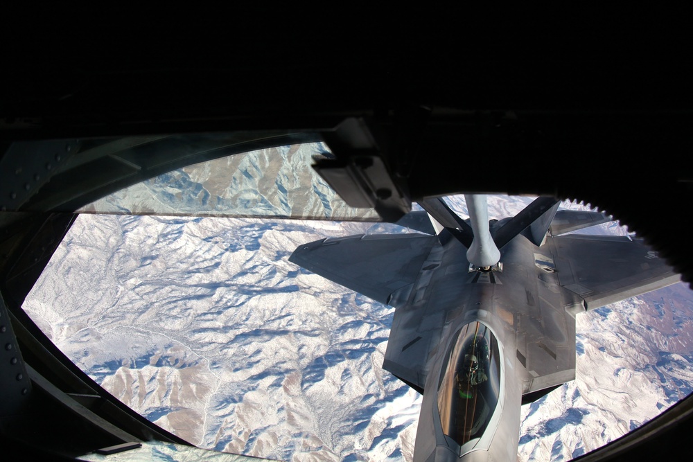 Red Flag 16-1:F-22 Raptor aerial refuel