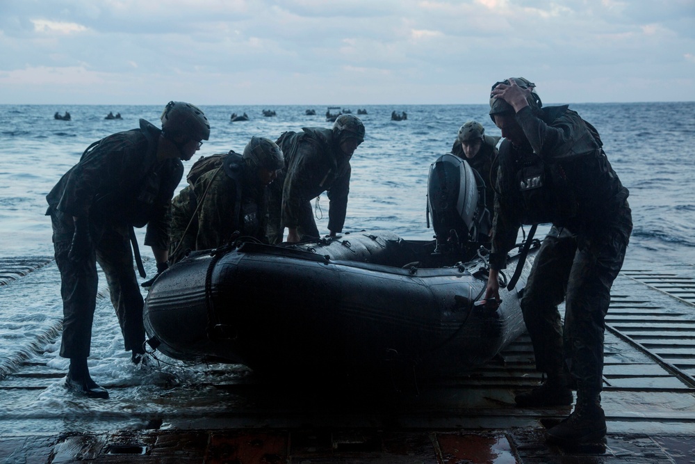 31st MEU Marines practice launch and recover operations