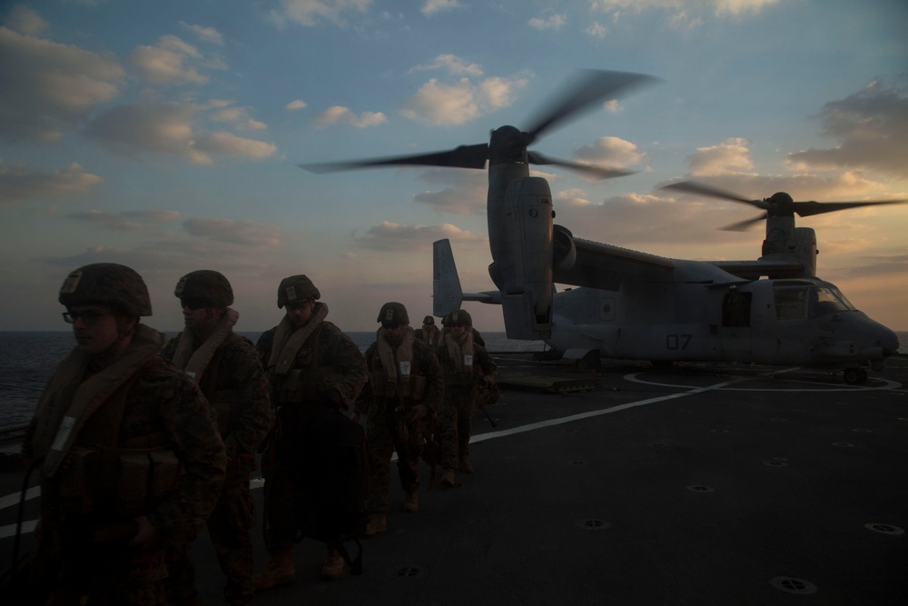 31st MEU Marines practice deck landings aboard USS Germantown
