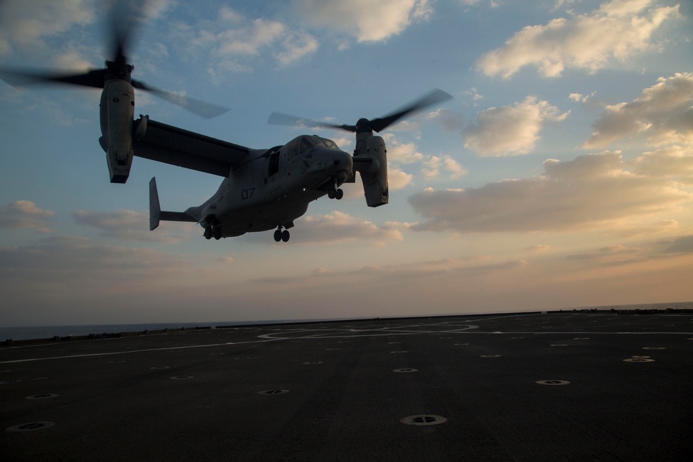 31st MEU Marines practice deck landings aboard USS Germantown