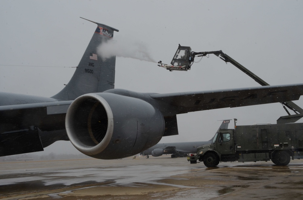 126th ARW maintenance members deice KC-135R