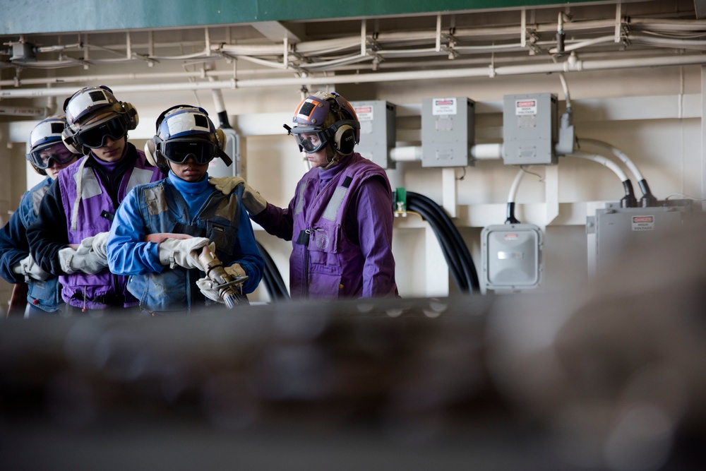 Aviation training team drill aboard USS Green Bay