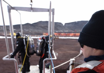 Coast Guard divers aboard Coast Guard Cutter Polar Star assist with Operation Deep Freeze 2016