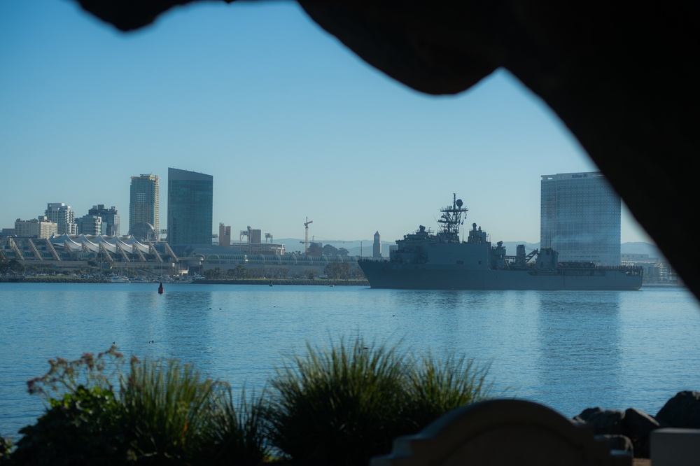 USS Harpers Ferry departs