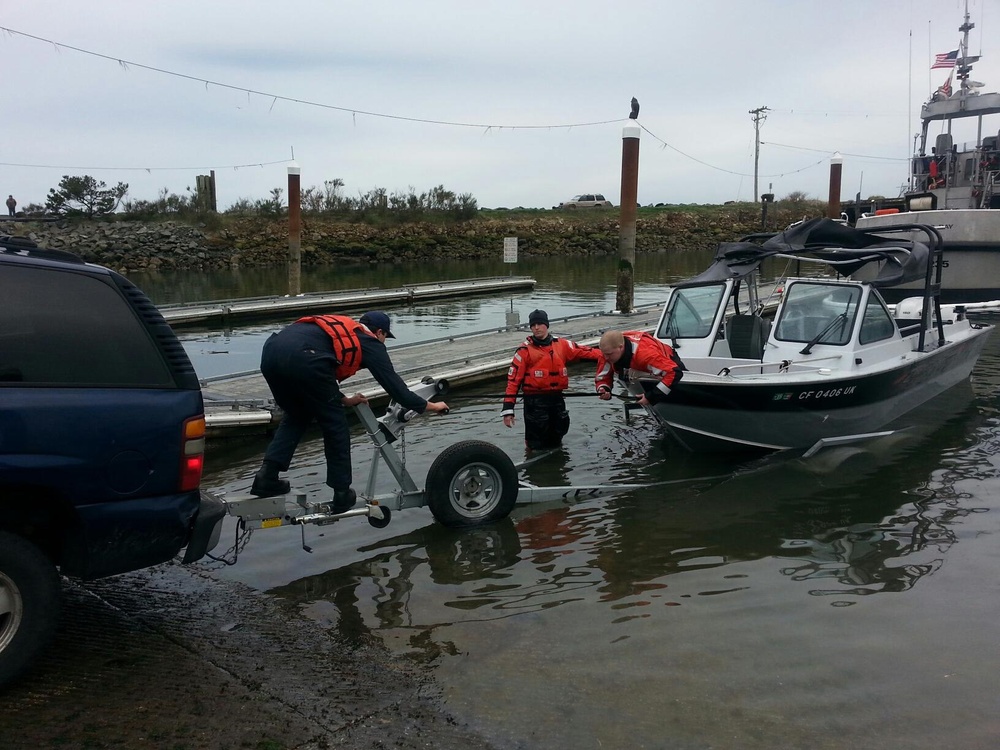 Coast Guard Station Coos Bay rescues 3, salvages boat
