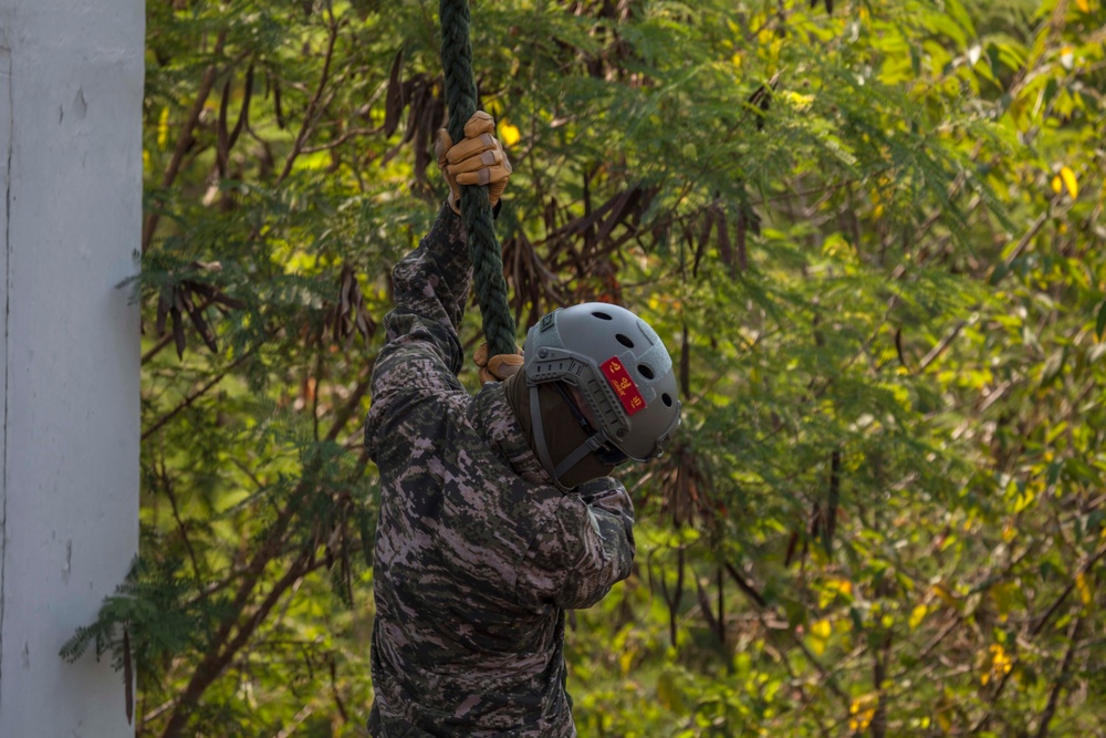 Marines Fast rope during Cobra Gold 16