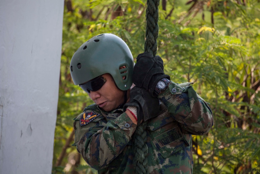 Marines Fast rope during Cobra Gold 16