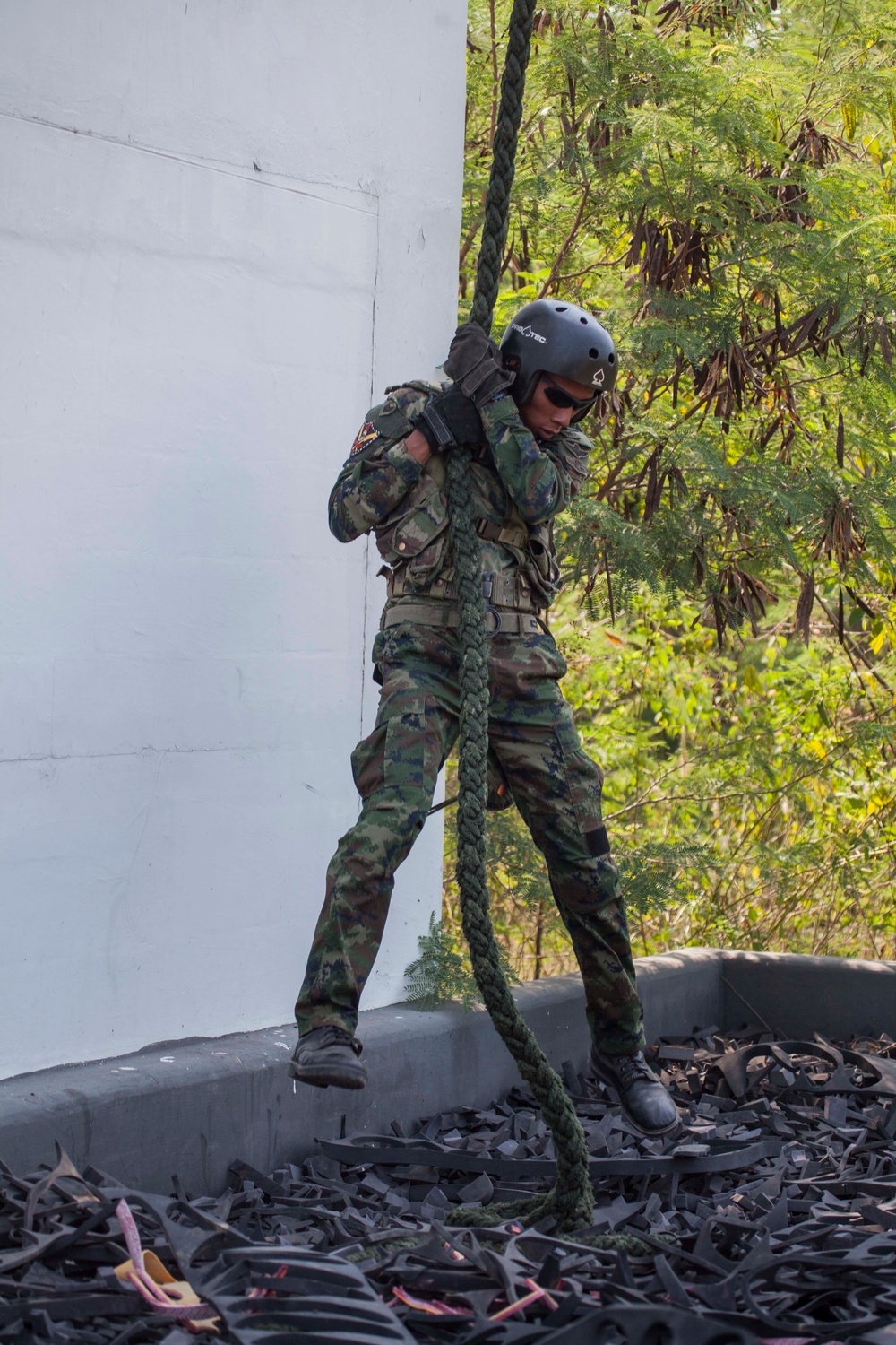 Marines Fast rope during Cobra Gold 16