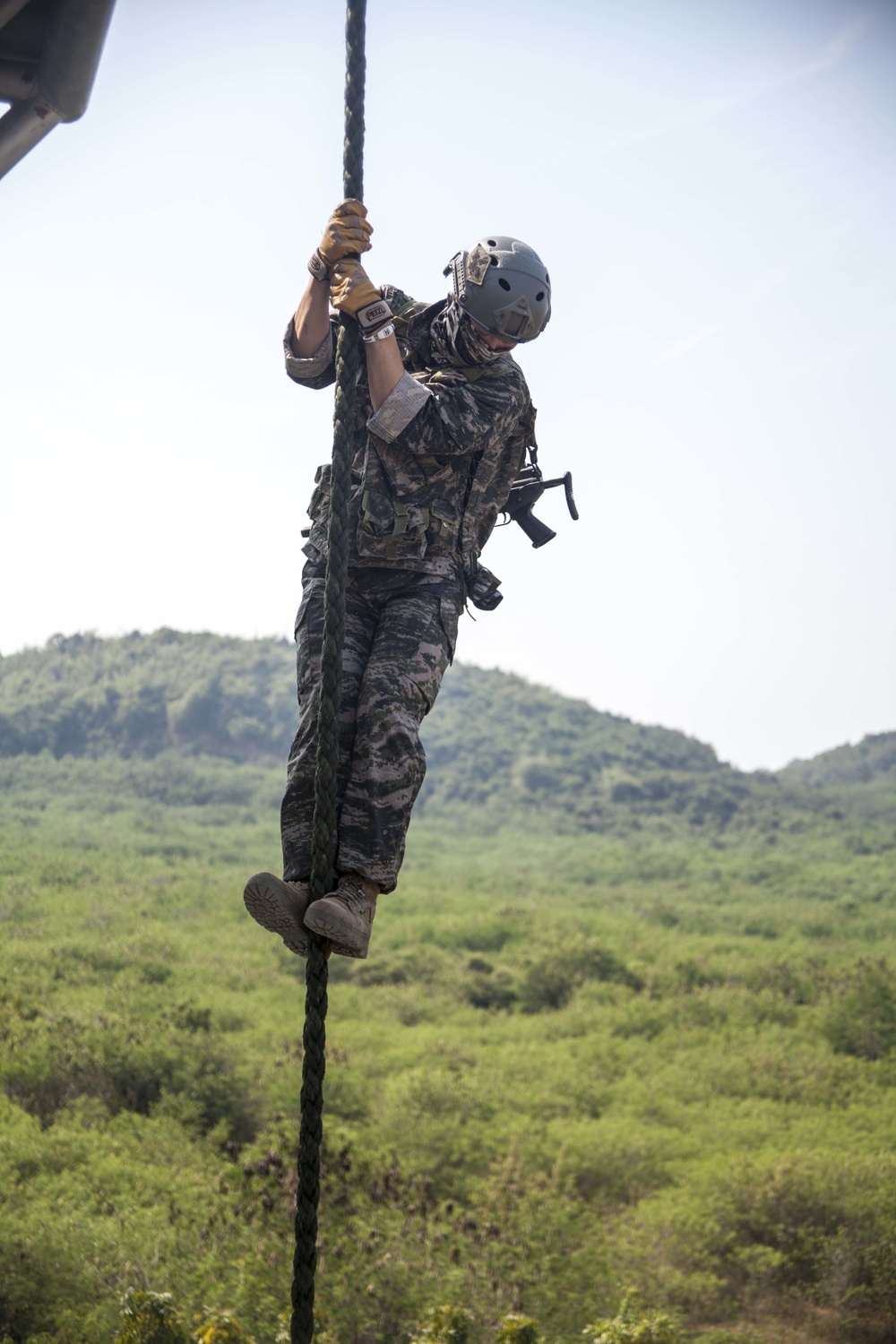 Marines Fast rope during Cobra Gold 16