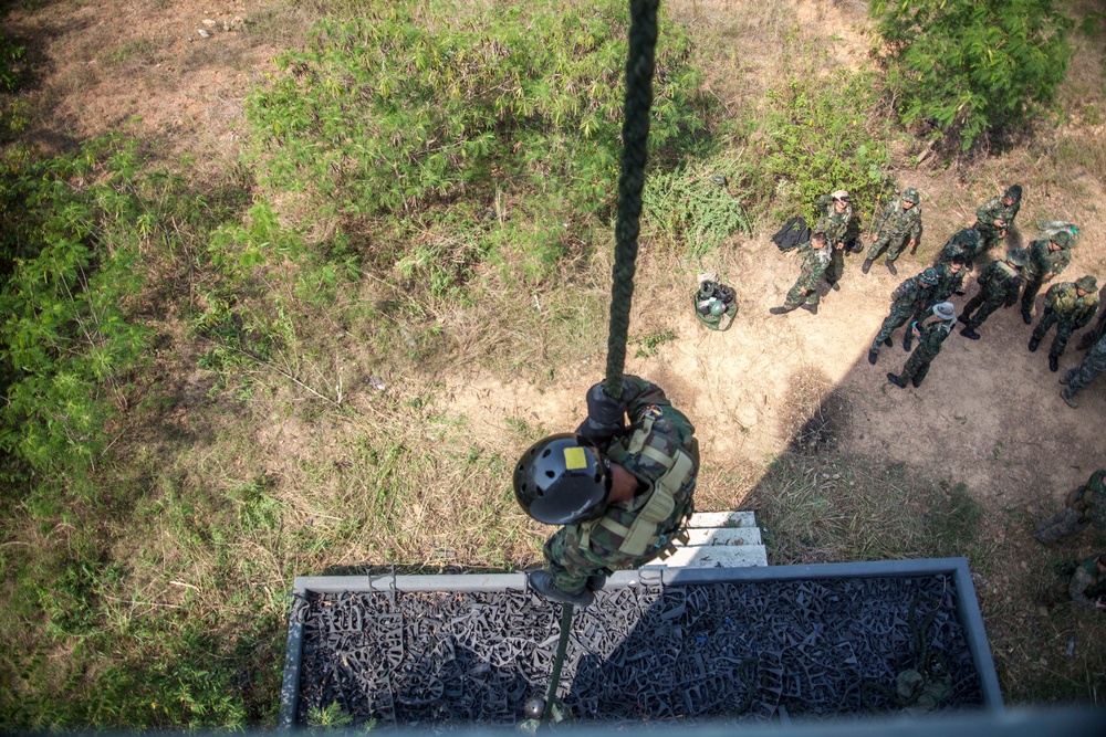 Marines Fast rope during Cobra Gold 16