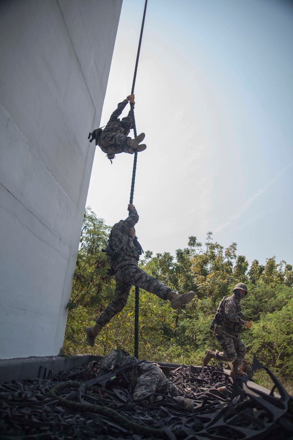 Marines Fast rope during Cobra Gold 16