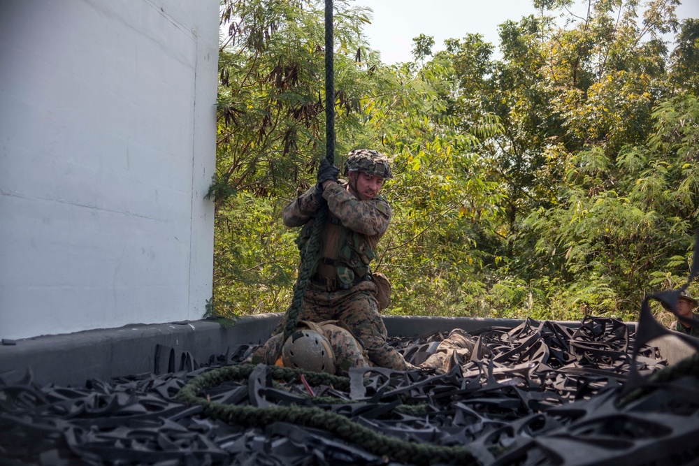 Marines Fast rope during Cobra Gold 16