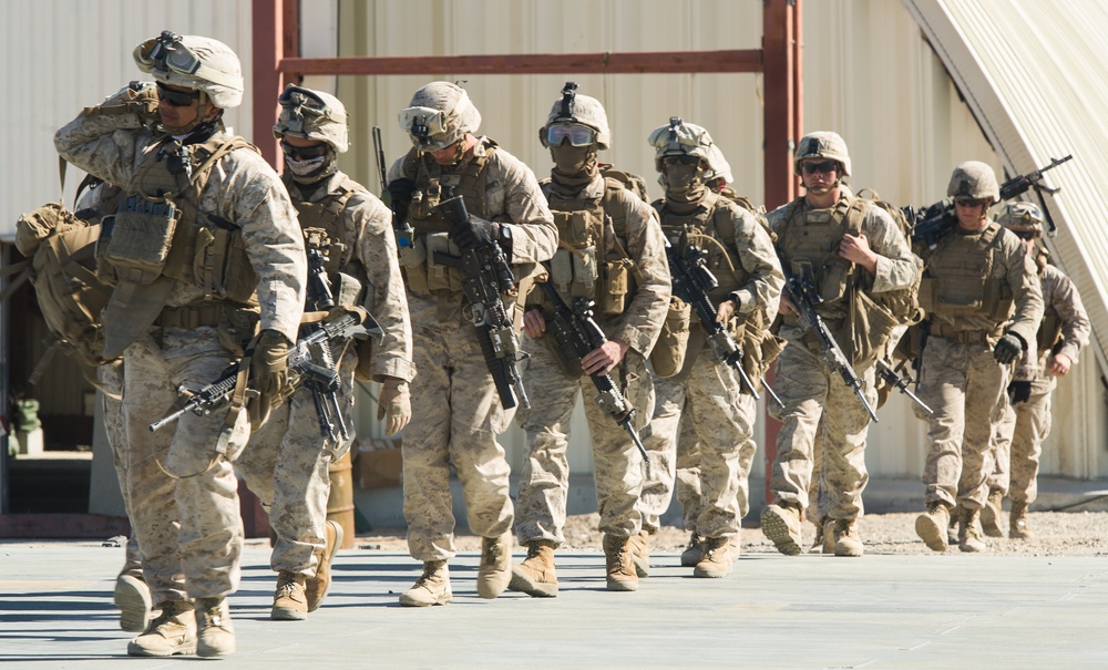 Assault teams board MV-22 Osprey at Integrated Training Exercise (ITX) 2-16