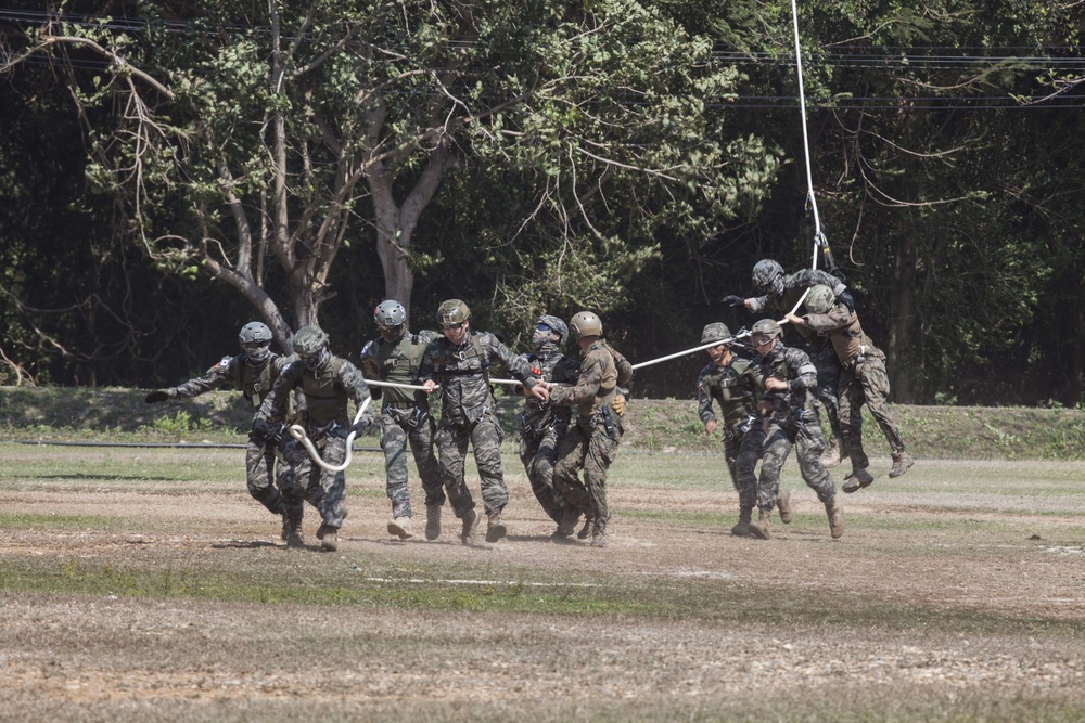 SPIE rigging with U.S., Thai and Republic of Korea Marines