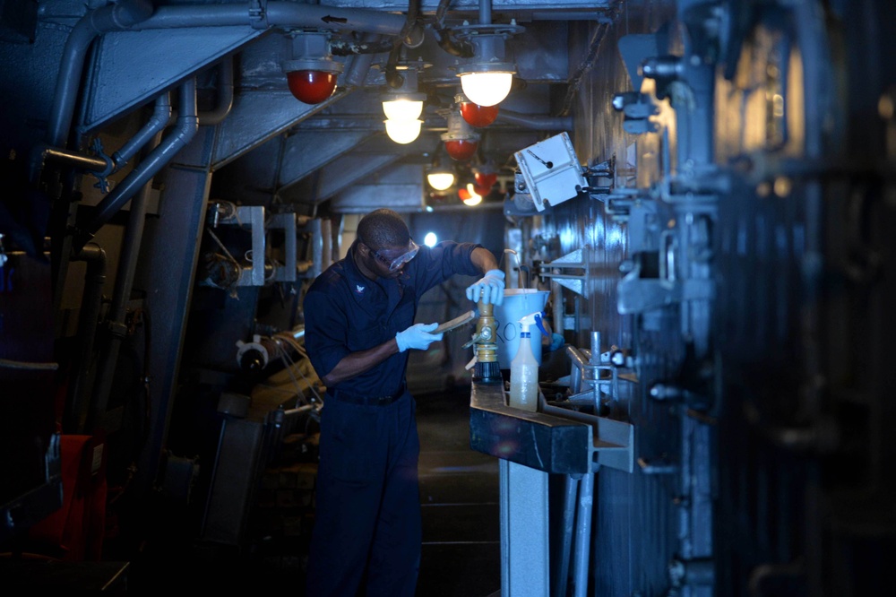 USS Ross sailors conduct maintenance