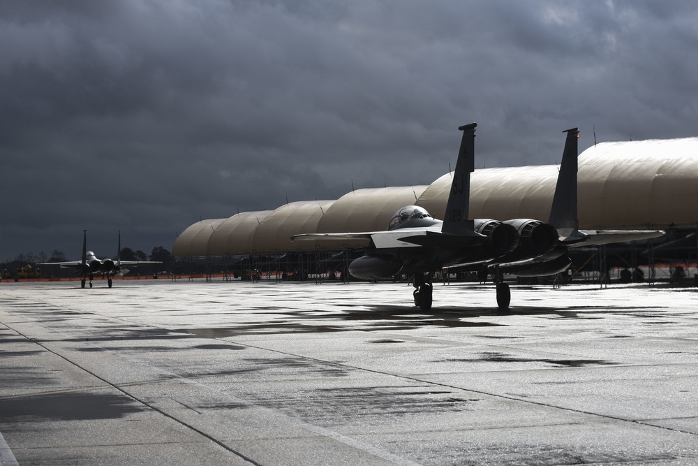 335th FS, 4th AMXS spouses receive unique Strike Eagle opportunity