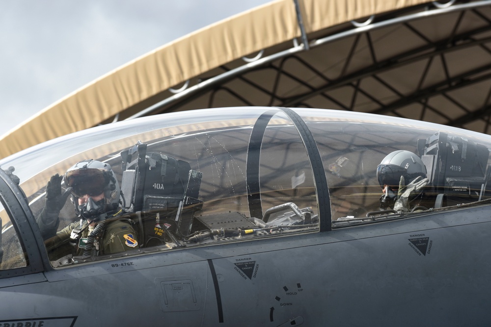 335th FS, 4th AMXS spouses receive unique Strike Eagle opportunity