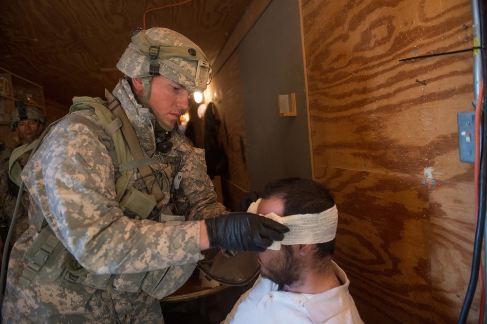 Civil affairs Soldiers treats simulated patient