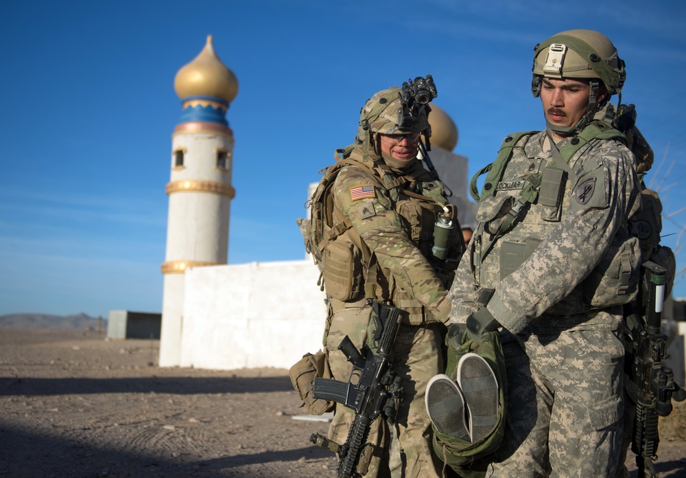 Soldiers evacuate casualty