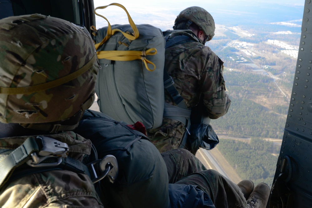 173rd AB 4-319 AFAR UH-60 Black Hawk airborne operation