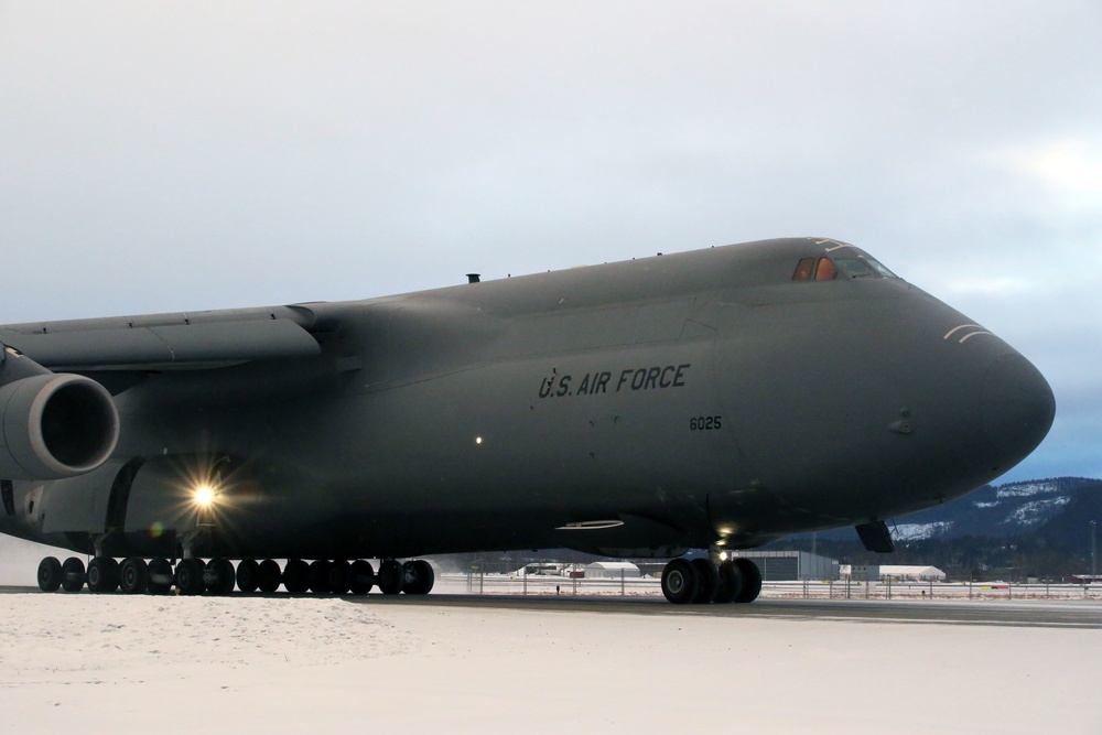 Condors’ heavy helicopters lift Cold Response air support capabilities