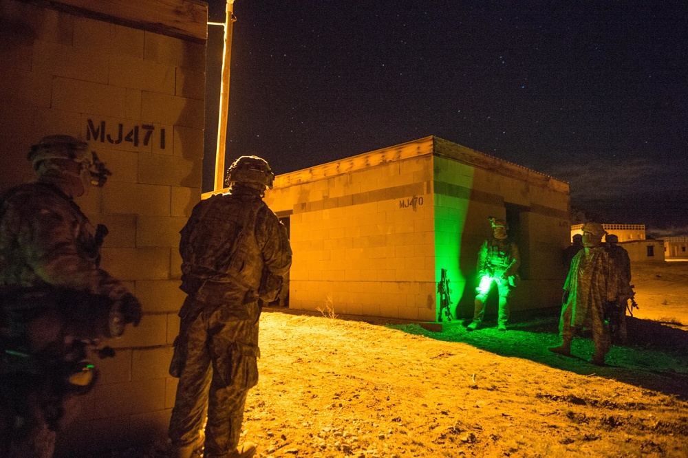 3rd Cavalry Soldiers clear a town