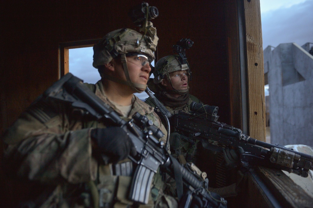 3rd Cavalry Soldiers clear a town