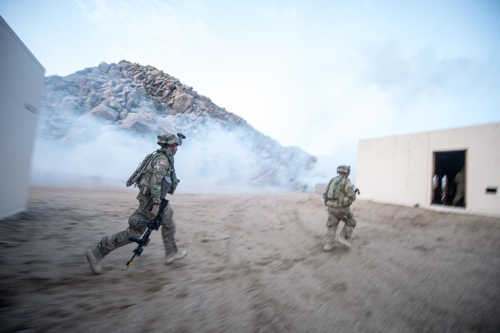 3rd Cavalry Soldiers clear a town