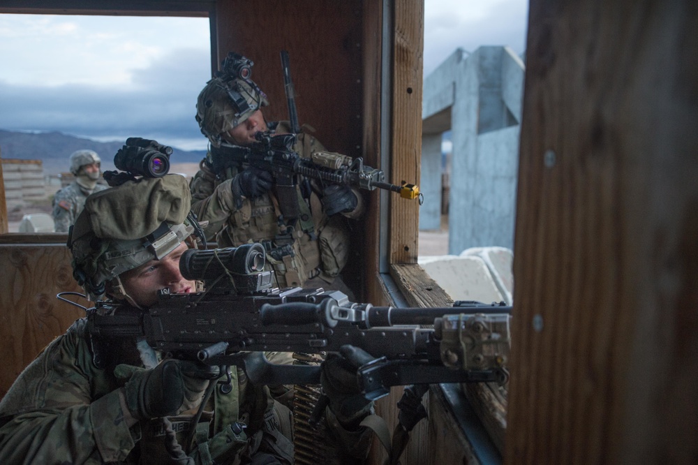 3rd Cavalry Soldiers clear a town