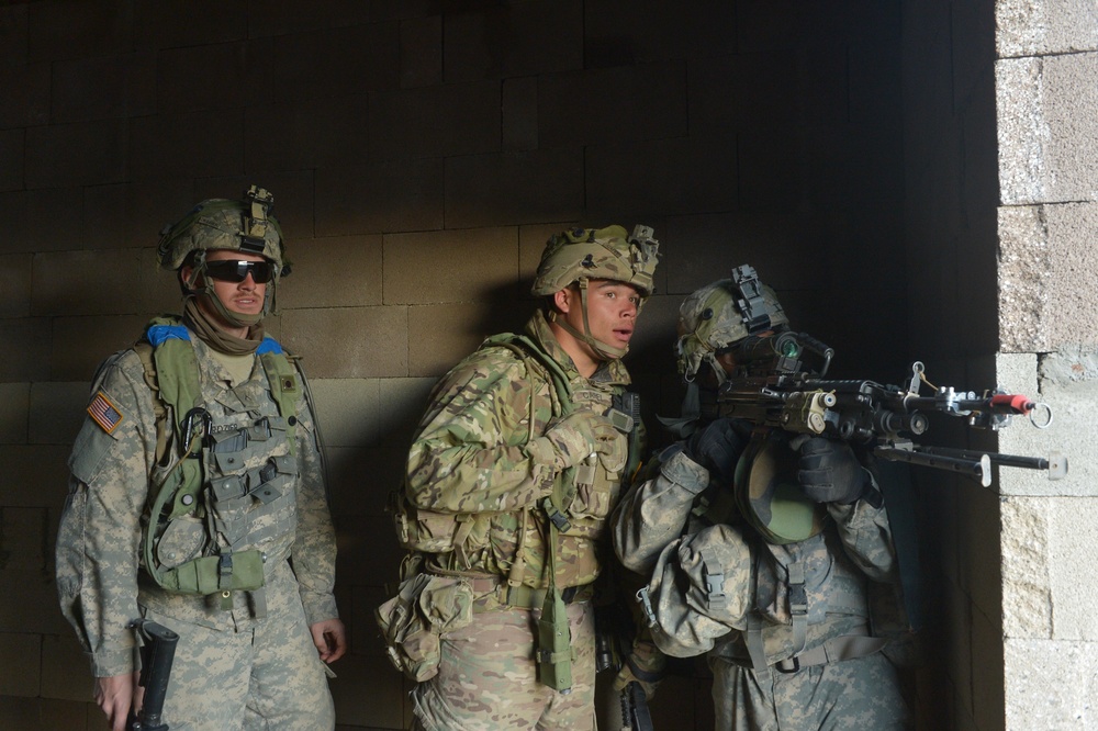 3rd Cavalry Soldiers clear a town