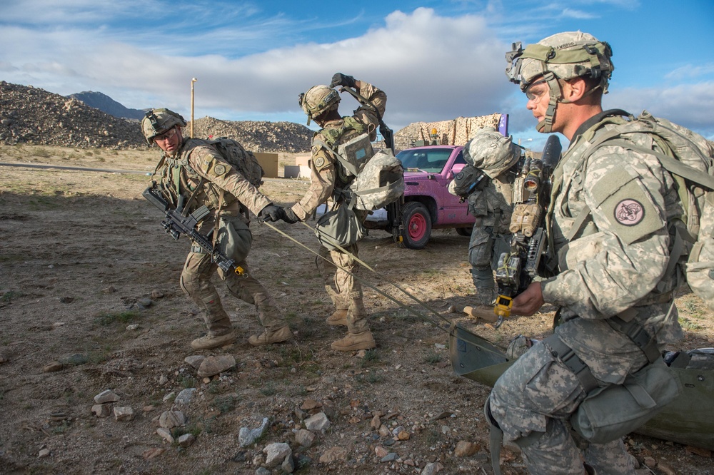 3rd Cavalry Soldiers clear a town