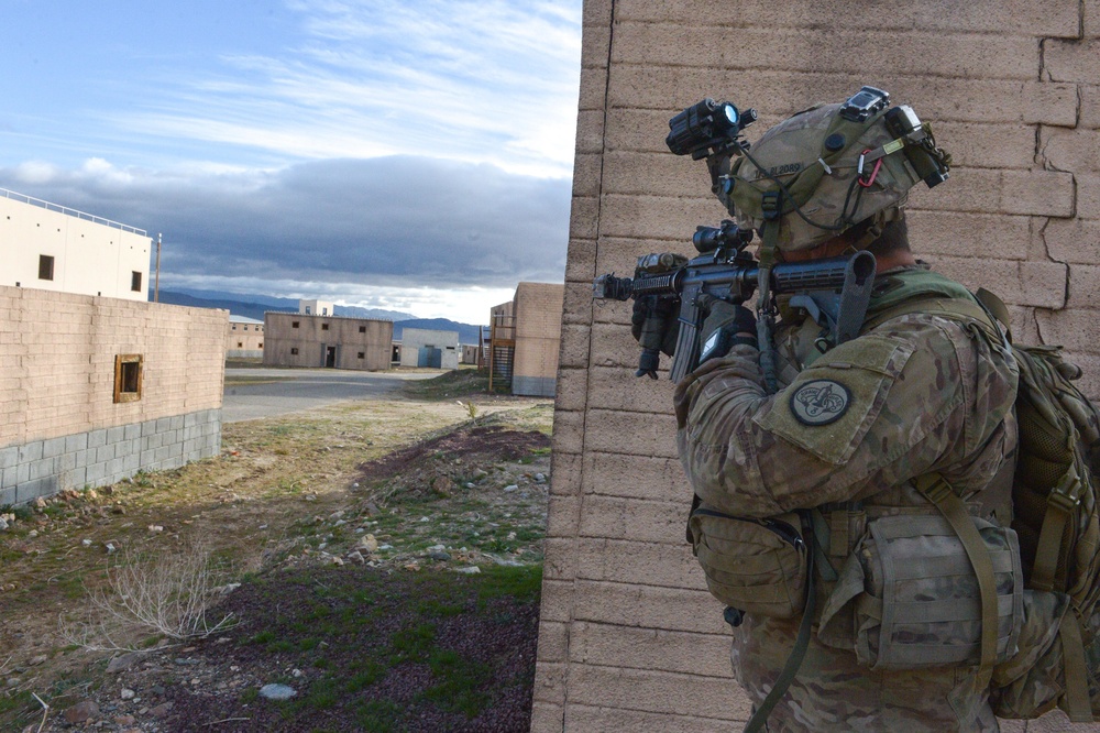 3rd Cavalry Soldiers clear a town