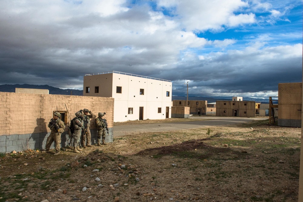 3rd Cavalry Soldiers clear a town