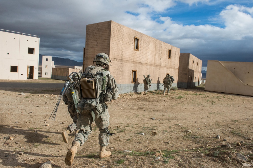 3rd Cavalry Soldiers clear a town