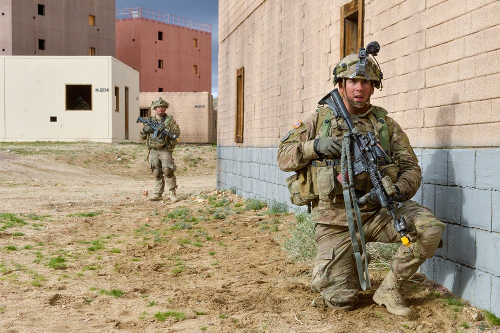 3rd Cavalry Soldiers clear a town