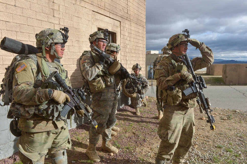 3rd Cavalry Soldiers clear a town