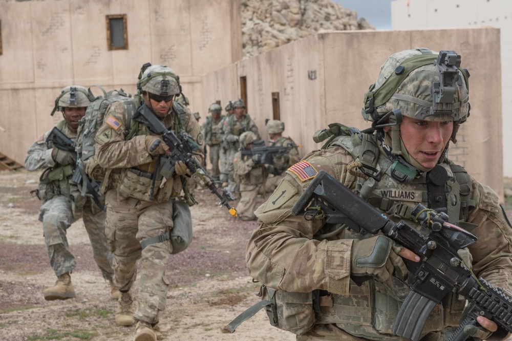 3rd Cavalry Soldiers clear a town