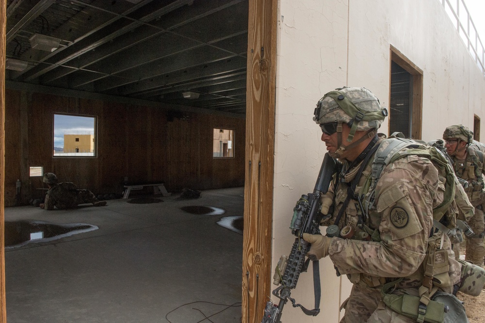 3rd Cavalry Soldiers clear a town