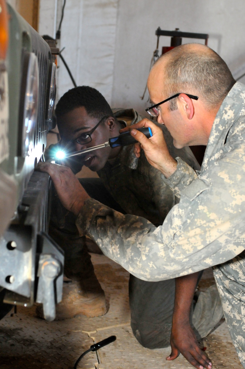 Meshing mechanics: Reserve mechanics repair vehicles alongside active duty components at JRTC 16-04