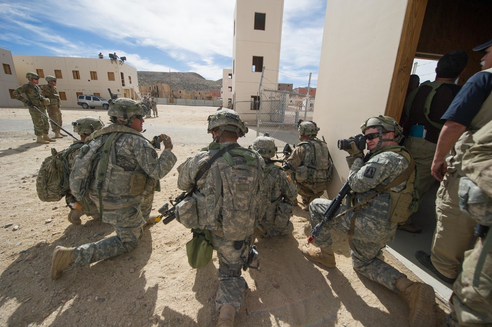 3d Cavalry Soldiers provide security for government building