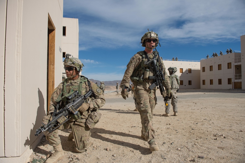 3d Cavalry Soldier provide security on government building