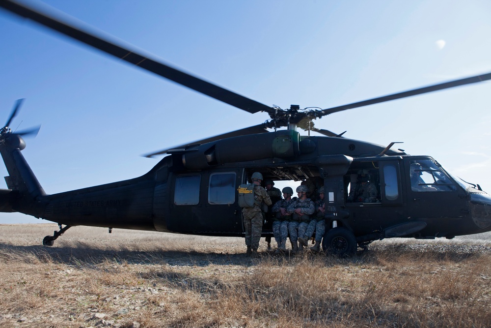 UH-60 Black Hawk carries US Army paratroopers